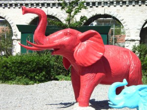 Blauer und rosa Elefant aus Plastik im Funny Zoo de Marseille