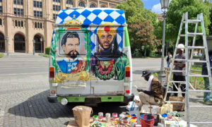 Afrikanische Straßenkunst in München: Nach 2 Stunden war der Bus fast fertig bemalt