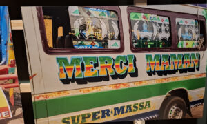 Bunt bemalte Busse als Straßenkunst in Bamako